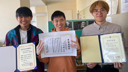 専攻科2年(ES専攻)の安部さん、大石さん、植原さんの受賞